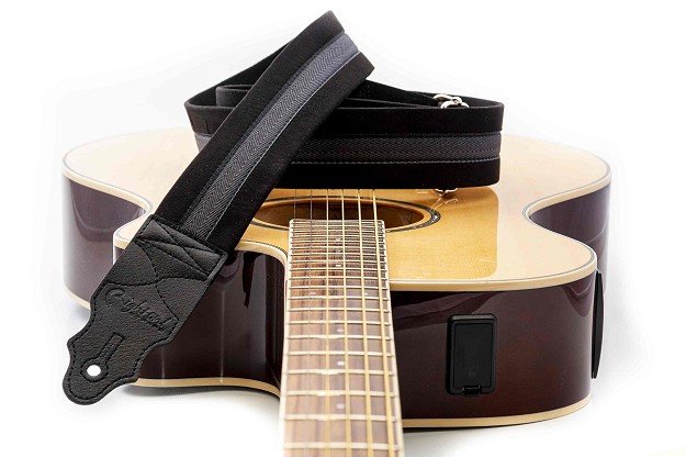 Correa de guitarra Plain Black | Estilo clásico y confort vegano1