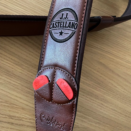 Correa Charm-60 Marrón , con grabado a láser